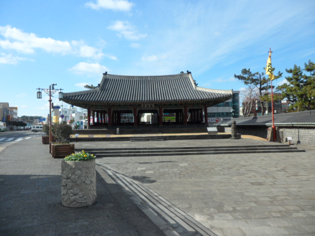 观德亭,朝鲜时代济州牧官衙的核心建筑,传统韩屋亭子临广场而建