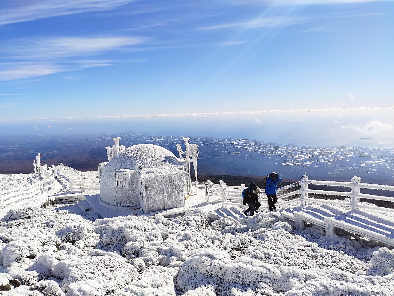 汉拿山顶冬季,云海之上覆盖积雪
