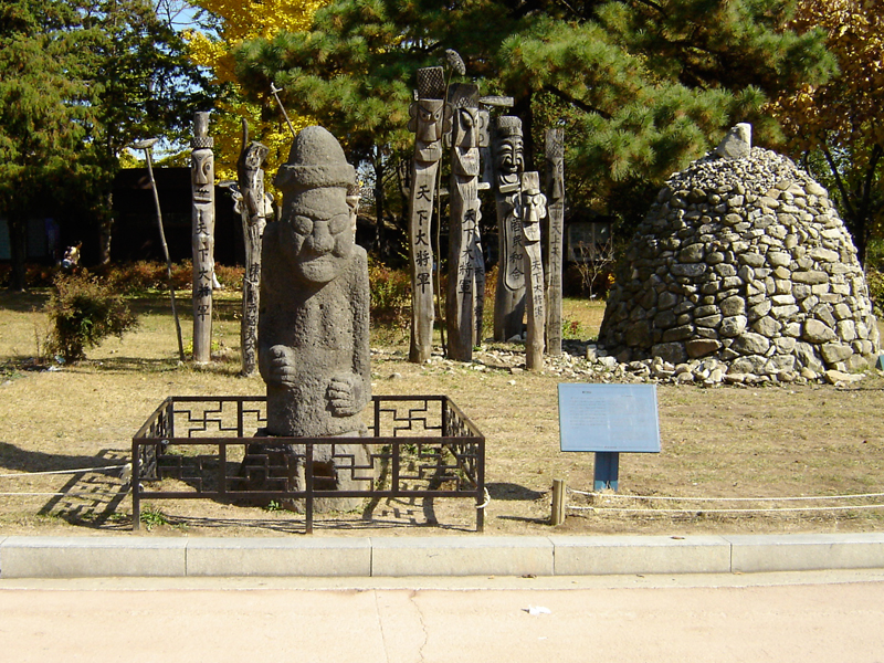 石爷爷像(Dol hareubang)与长丞像(Jangseung),济州玄武岩雕出的守护石像