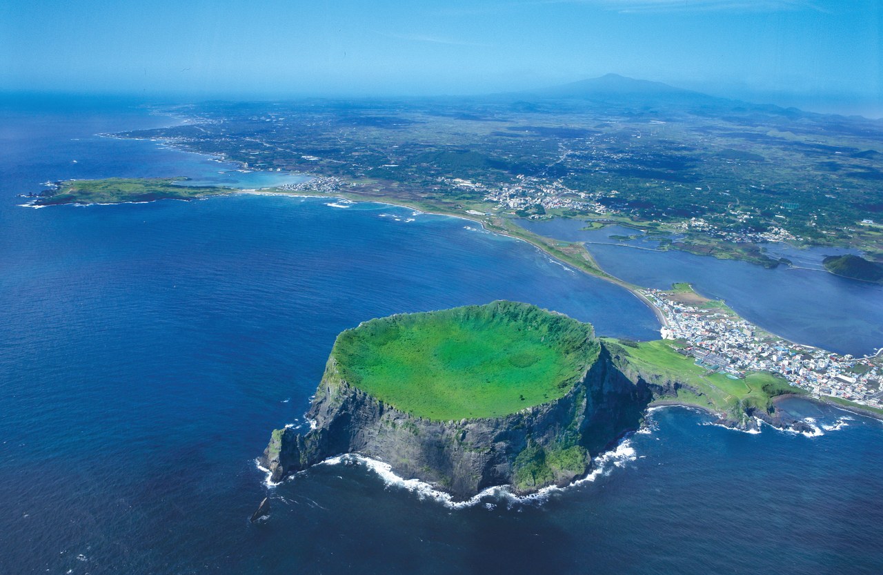 城山日出峰,从空中看绿色火山穹丘伸入海面