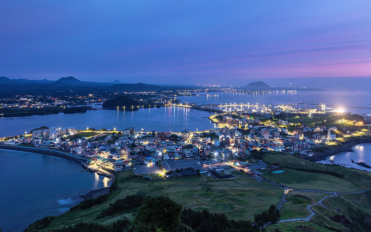 从城山日出峰山顶俯瞰城山镇