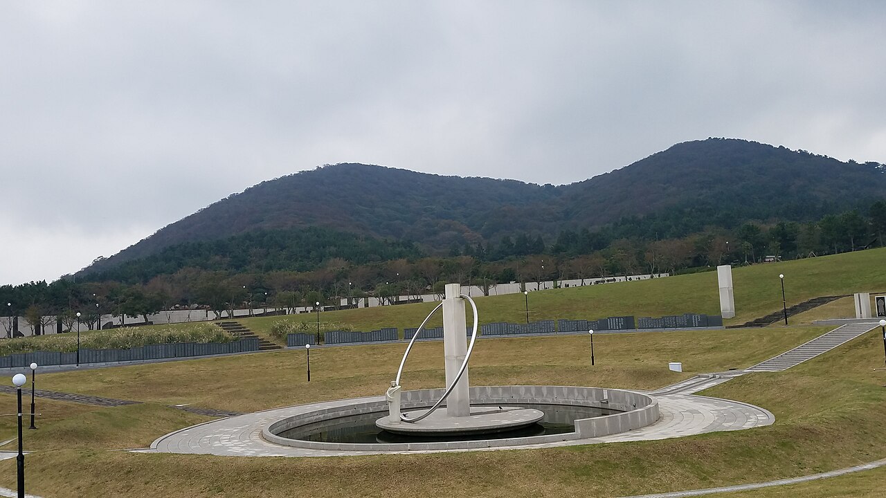 四·三和平公园纪念碑,金属环立在水池中央