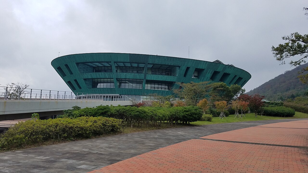 四·三和平公园纪念堂,绿色扇形现代建筑