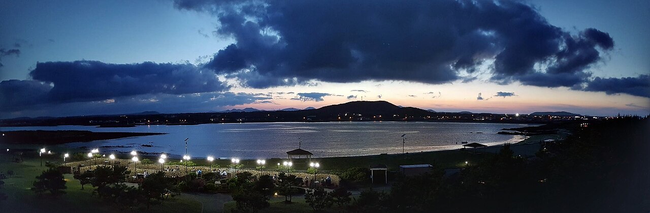 涉地可支海岸黄昏,海湾与远山全景