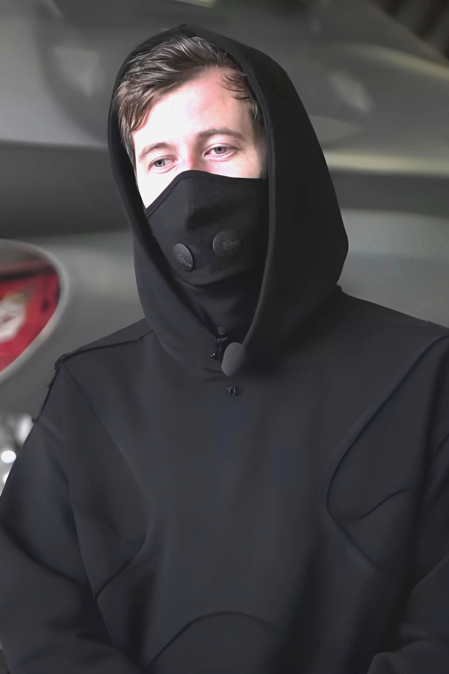 Alan Walker：黑色连帽卫衣 + 黑口罩，"嘉豪制服"的原型